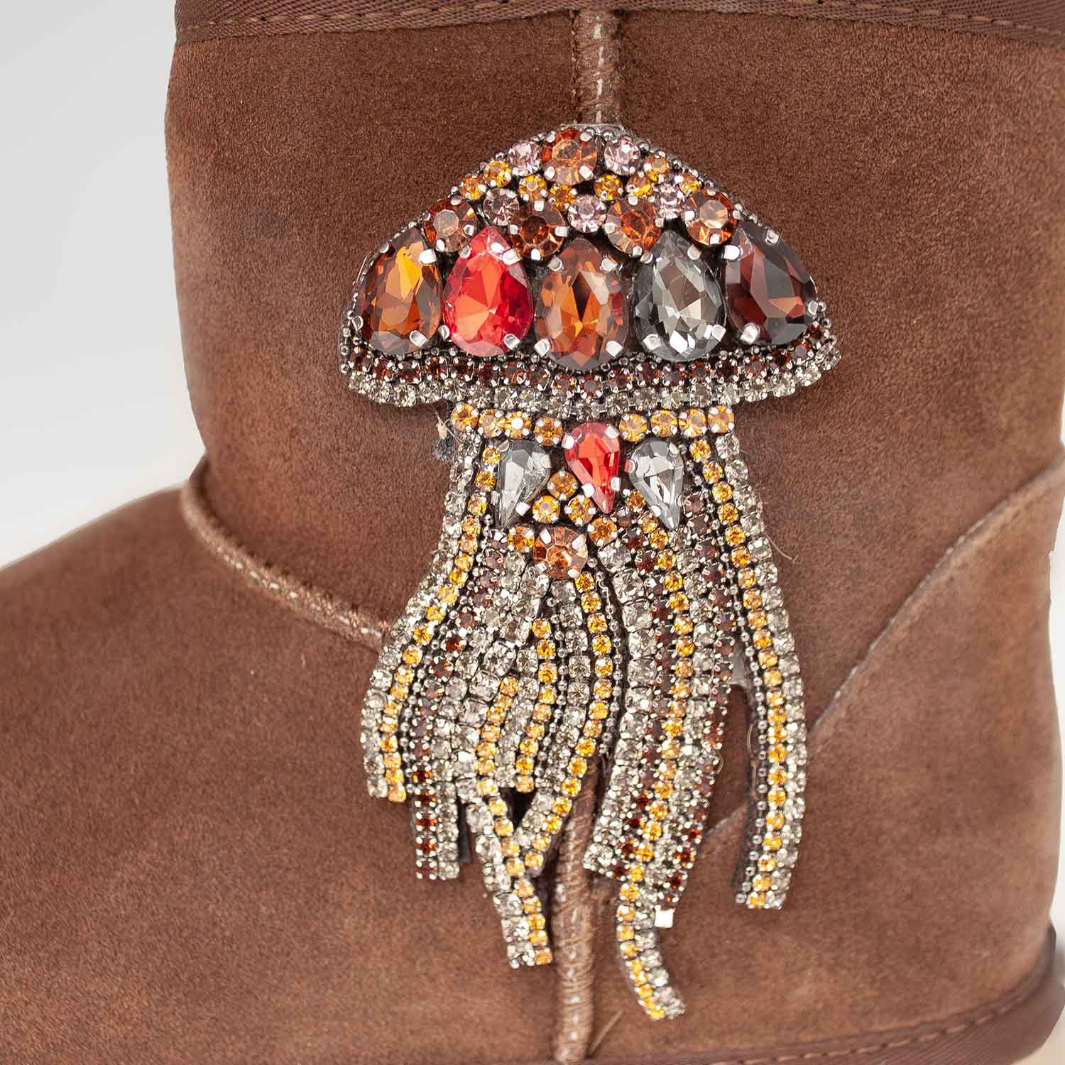 Botki w stylu emu hiszpańskiej marki Alma En Pena – brązowe, zamszowe, ocieplane - zbliżenie na aplikację z cyrkonii