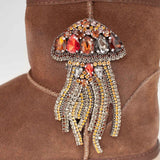 Botki w stylu emu hiszpańskiej marki Alma En Pena – brązowe, zamszowe, ocieplane - zbliżenie na aplikację z cyrkonii