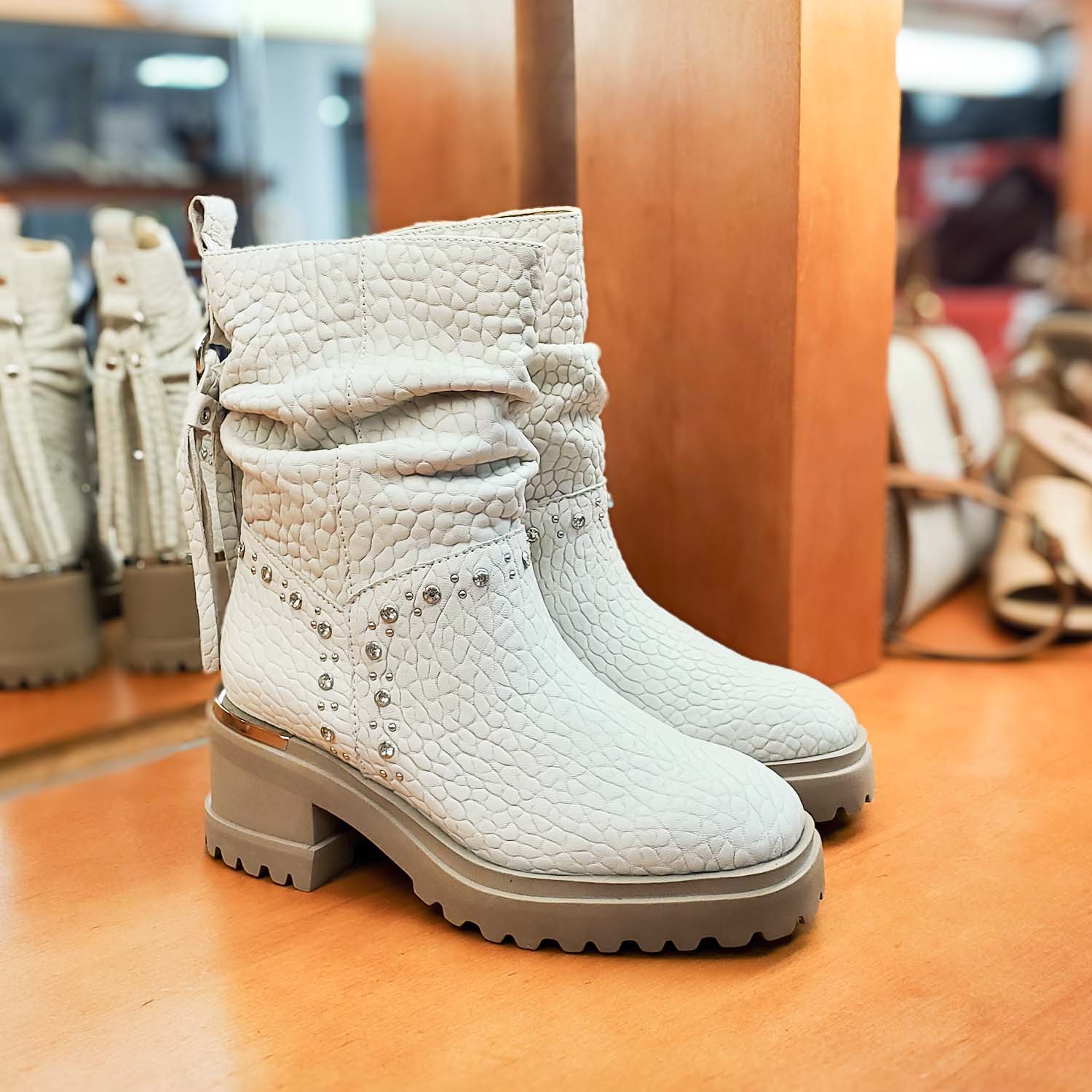 Hiszpańskie botki Alma En Pena z tłoczonej, naturalnej skóry nubukowej, w stylu boho, ocieplane polarem na obcasie i platformie - widok na półce w sklepie.