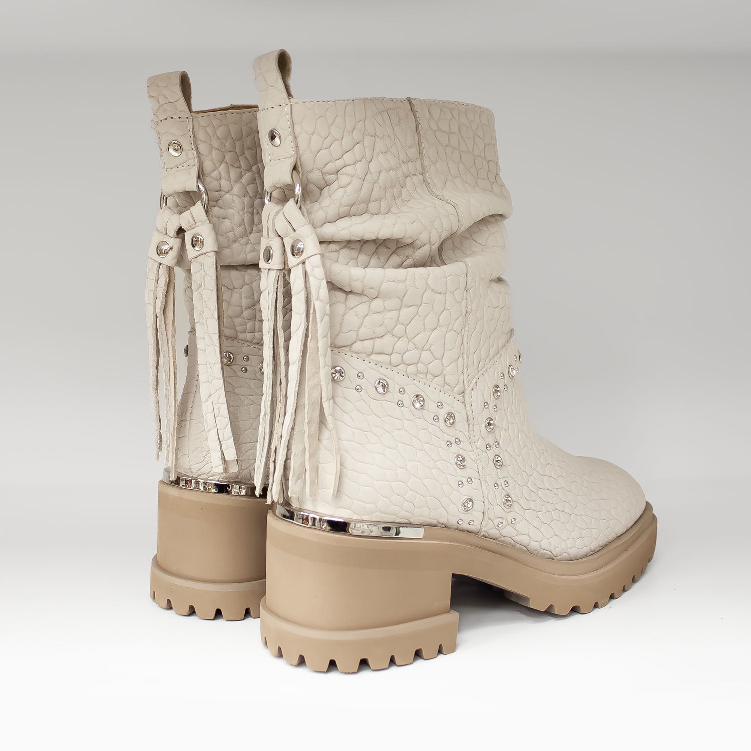 Hiszpańskie botki Alma En Pena z tłoczonej, naturalnej skóry nubukowej, w stylu boho, ocieplane polarem na obcasie i platformie - widok z tyłu.