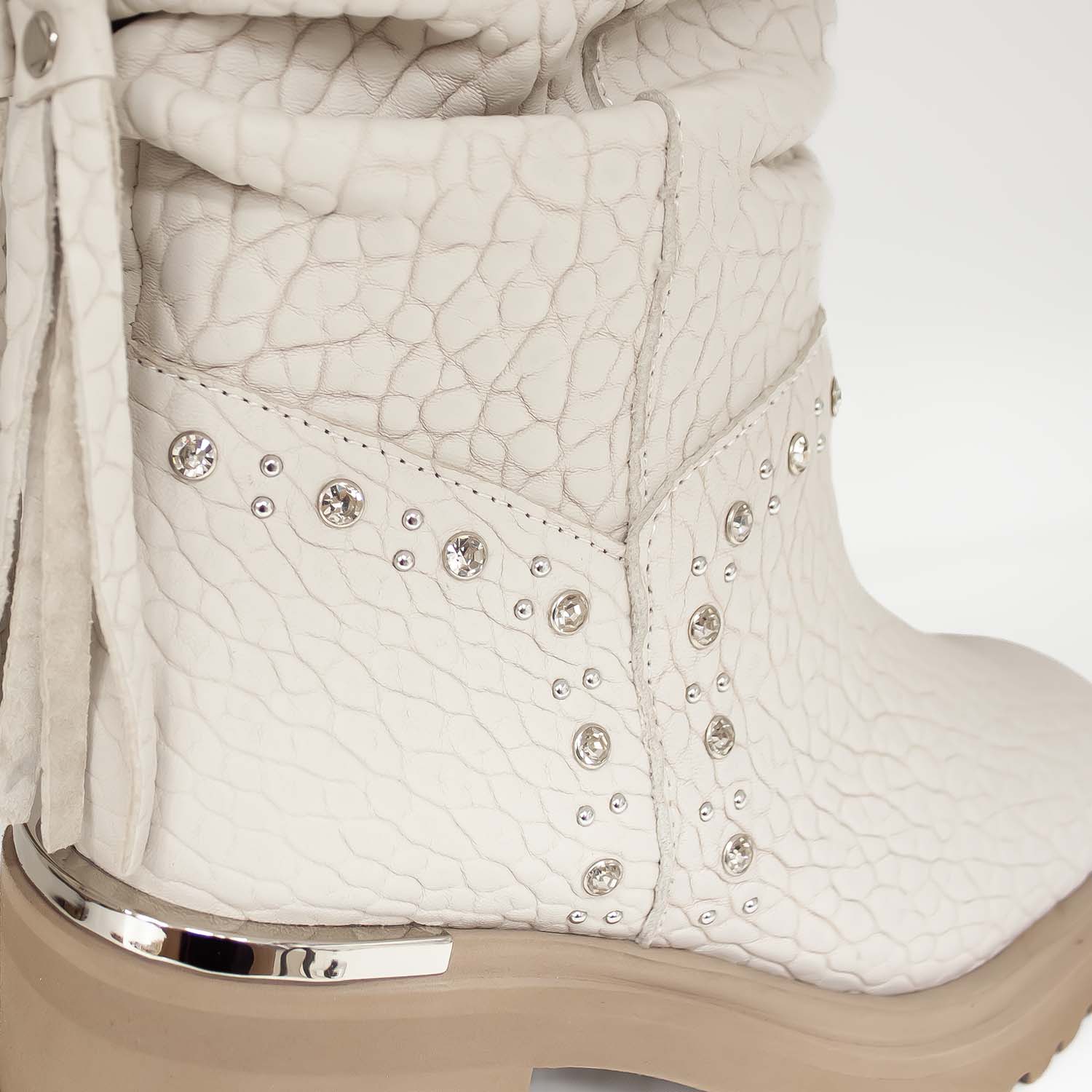 Hiszpańskie botki Alma En Pena z tłoczonej, naturalnej skóry nubukowej, w stylu boho - zbliżenie na fakturę skóry oraz ozdoby z cyrkonii.