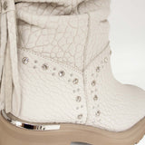 Hiszpańskie botki Alma En Pena z tłoczonej, naturalnej skóry nubukowej, w stylu boho - zbliżenie na fakturę skóry oraz ozdoby z cyrkonii.