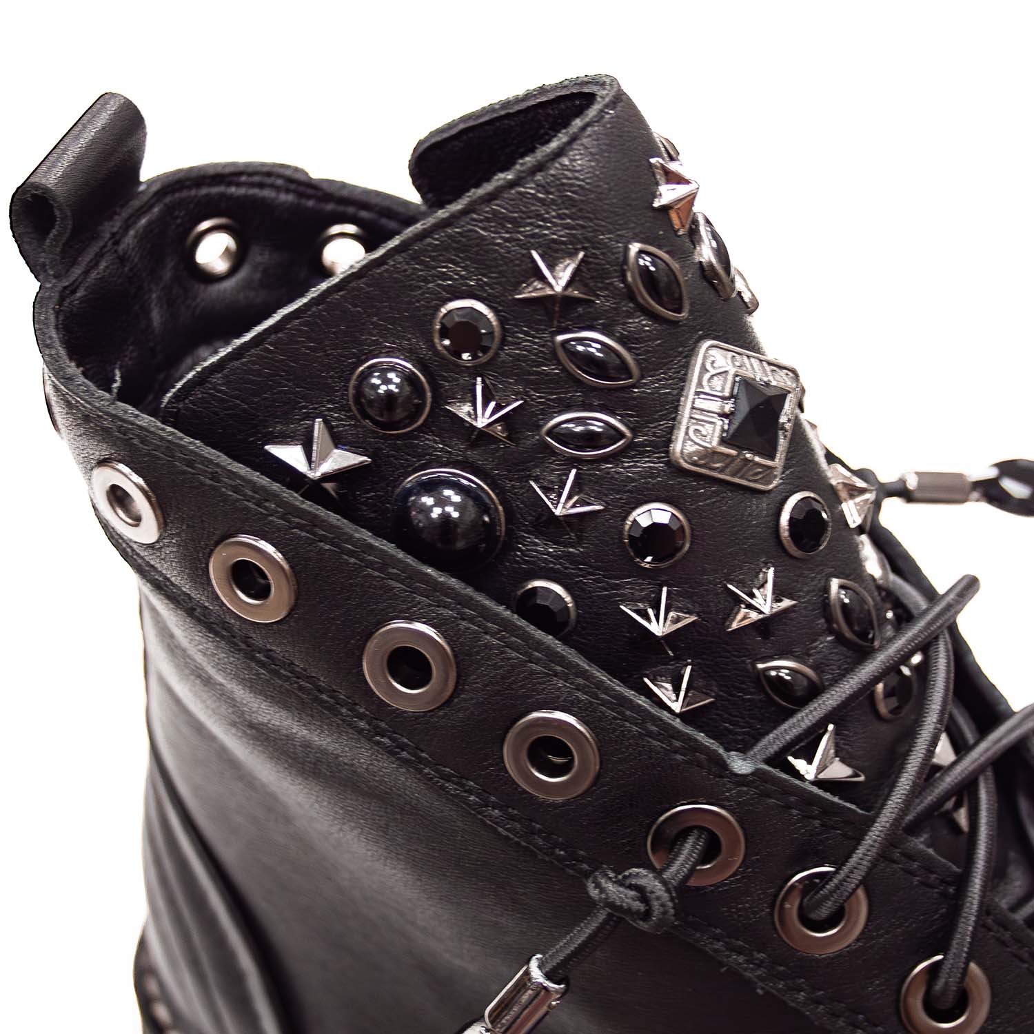 Botki Alma En Pena – hiszpańskie, ocieplane, z dżetami, ze skóry naturalnej - zbliżenie na język z dżetami.