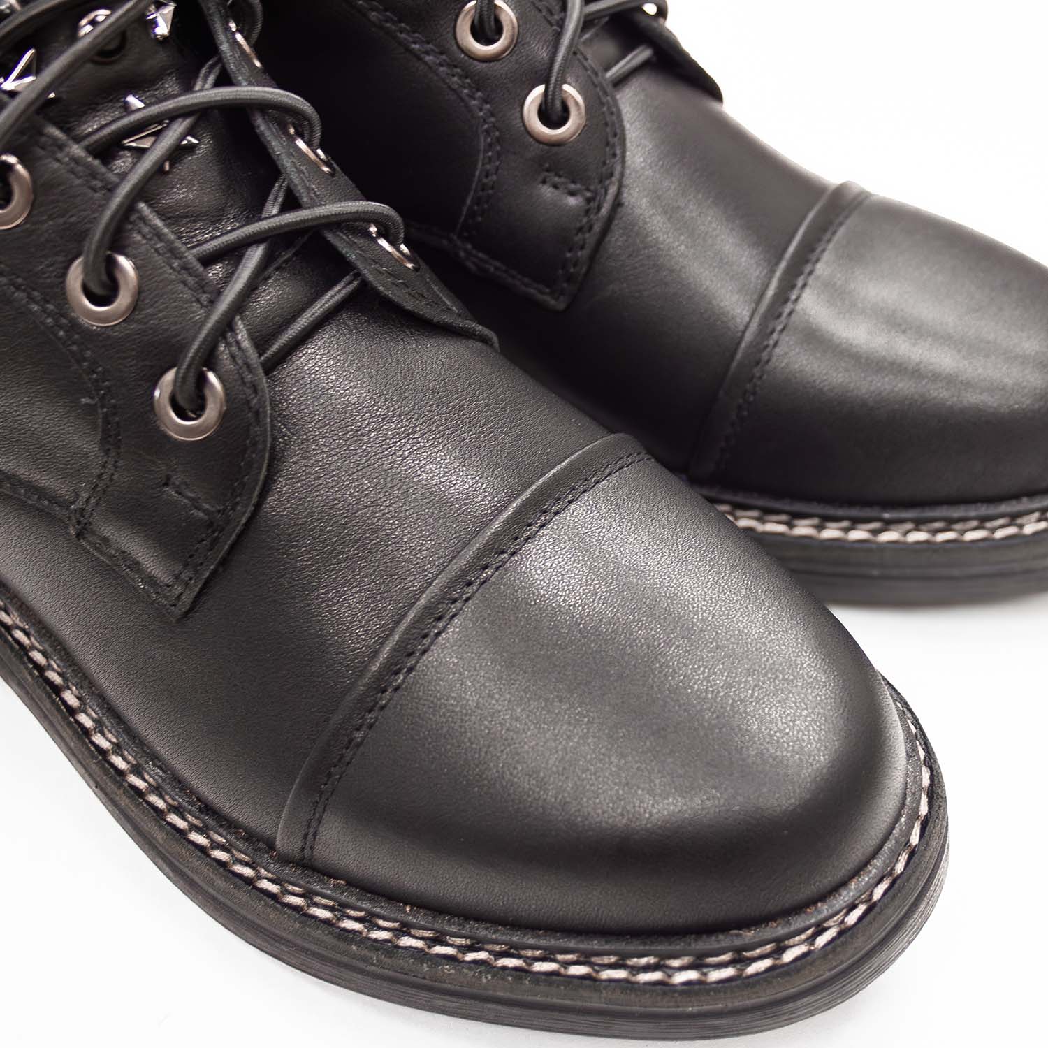 Botki Alma En Pena – hiszpańskie, ocieplane, z dżetami, ze skóry naturalnej - zbliżenie na czarną skórę naturalną.