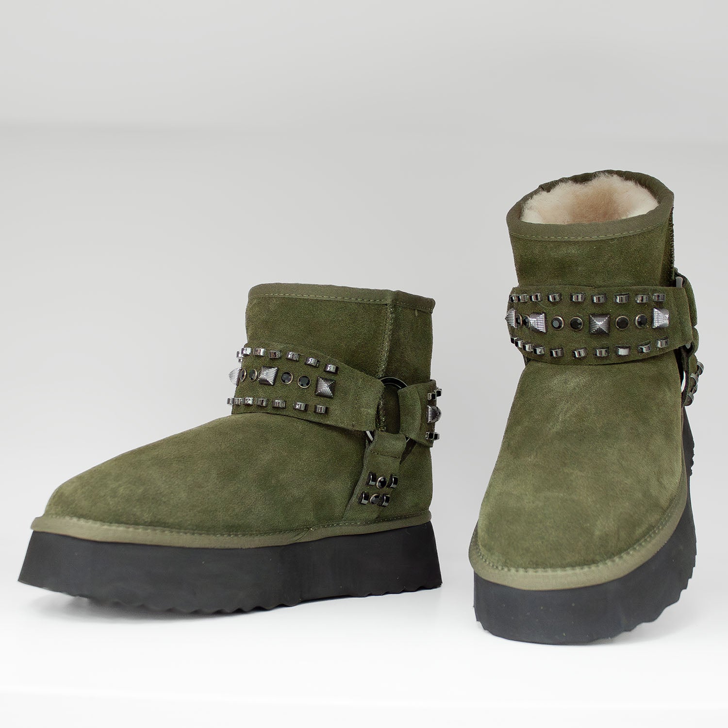 Botki emu hiszpańskiej marki Alma En Pena – zielone (khaki), zamszowe, ocieplane - widok z przodu.