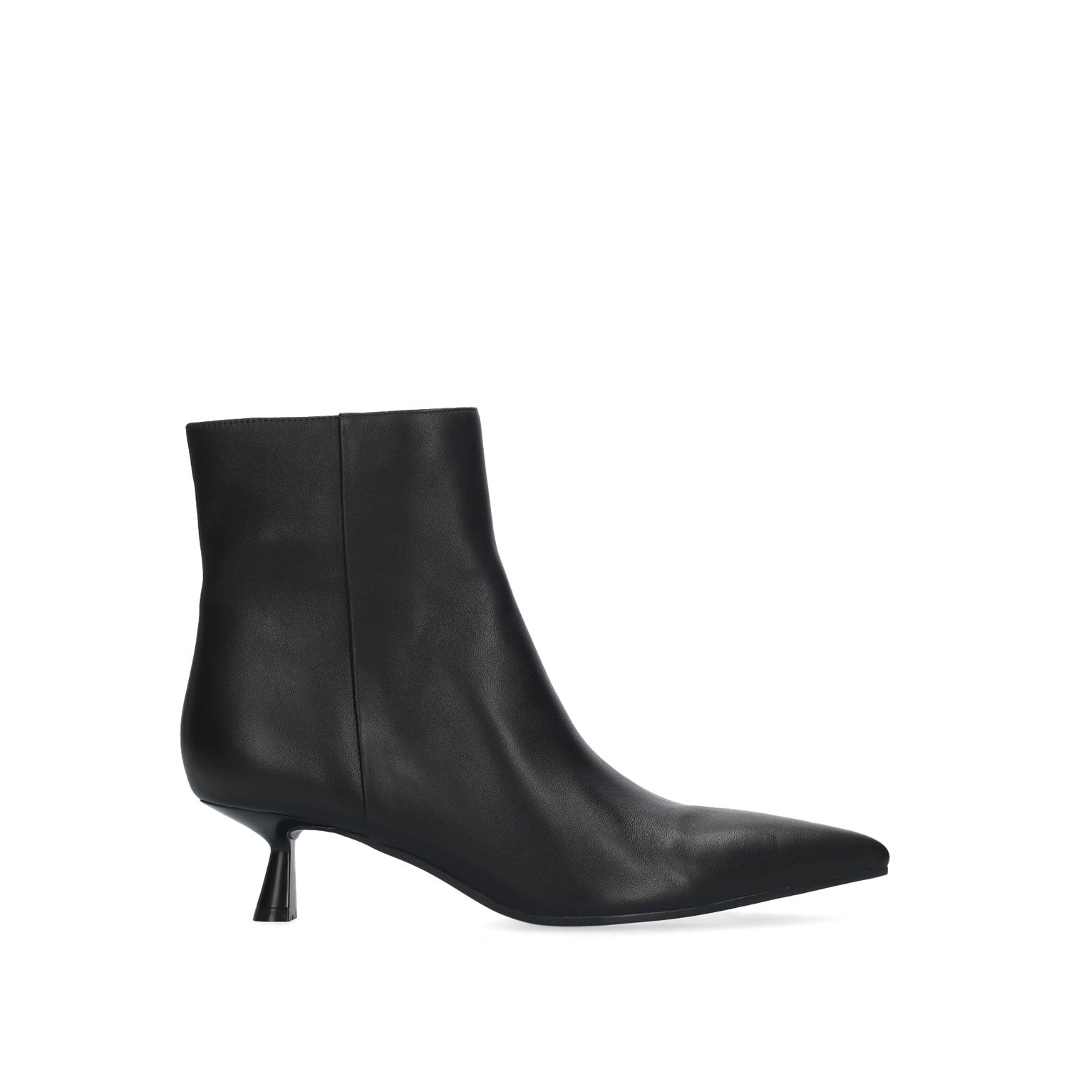 Skórzane botki damskie na kaczuszce SAKURA od hiszpańskiej marki Bibi Lou w czarnym kolorze - widok z boku.