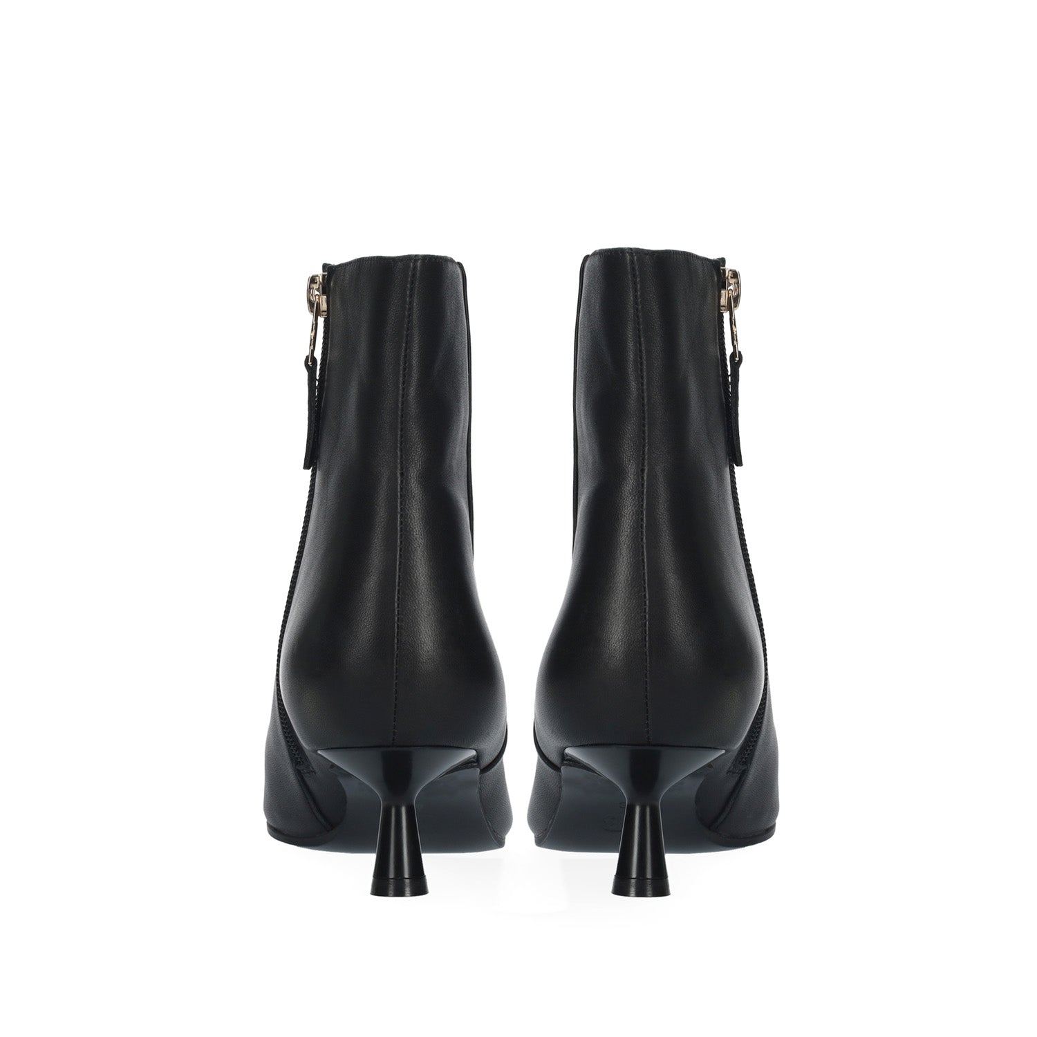 Skórzane botki damskie na kaczuszce SAKURA od hiszpańskiej marki Bibi Lou w czarnym kolorze - widok od tyłu eksponujący obcas typu kaczuszka.