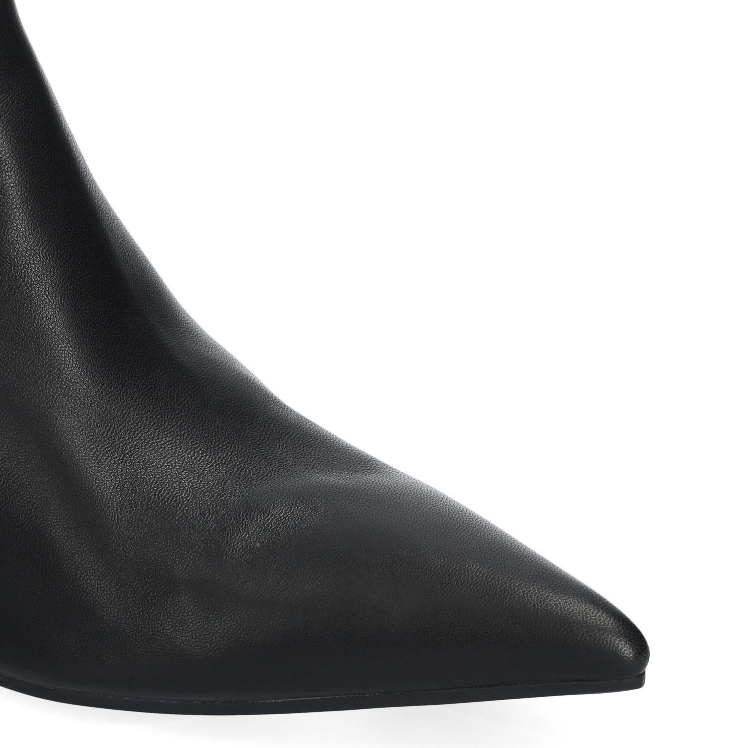 Skórzane botki damskie na kaczuszce SAKURA od hiszpańskiej marki Bibi Lou w czarnym kolorze - zbliżenie na fakturę naturalnej skóry licowej.