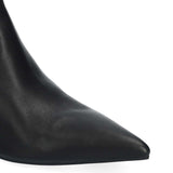 Skórzane botki damskie na kaczuszce SAKURA od hiszpańskiej marki Bibi Lou w czarnym kolorze - zbliżenie na fakturę naturalnej skóry licowej.