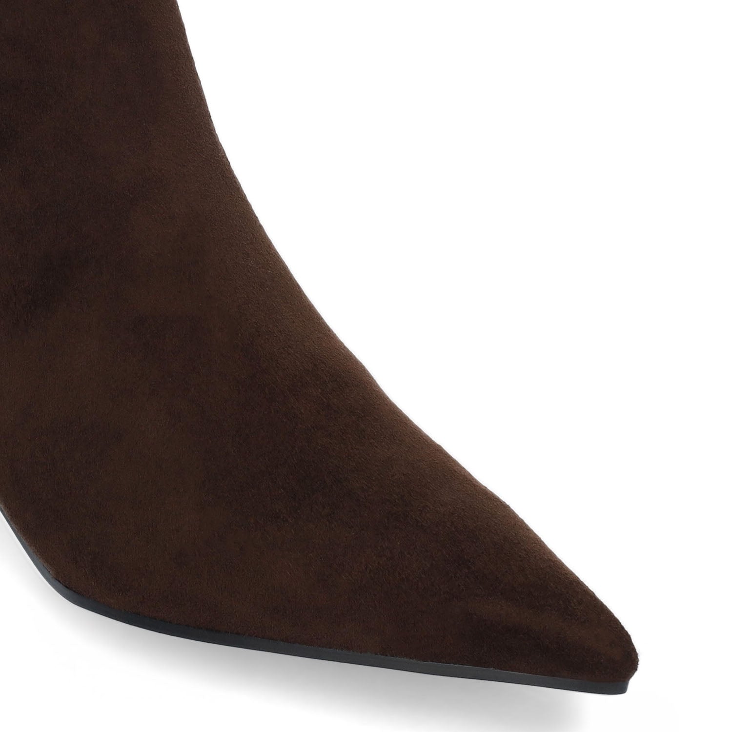 Botki Bibi Lou – zamszowe, na obcasie, kaczuszka - zbliżenie na fakturę skóry.