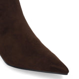 Botki Bibi Lou – zamszowe, na obcasie, kaczuszka - zbliżenie na fakturę skóry.