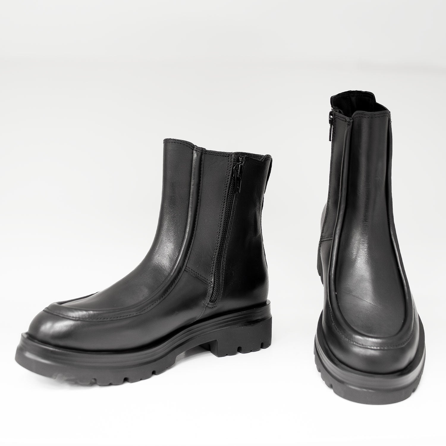 Włoskie Botki Igi&Co – czarne, skórzane, na platformie - widok z przodu.