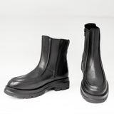 Włoskie Botki Igi&Co – czarne, skórzane, na platformie - widok z przodu.