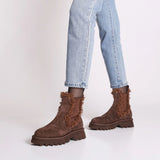 Włoskie botki na platformie marki Tosca Blu – brązowe, zamszowe, z futerkiem - widok z modelką.