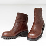 Botki Tuffoni – brązowe, skórzane, z tłoczonej skóry, na obcasie z bieżnikiem - widok z przodu.