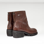 Botki Tuffoni – brązowe, skórzane, z tłoczonej skóry, na obcasie z bieżnikiem - widok z tyłu.