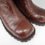 Botki Tuffoni – brązowe, skórzane, z tłoczonej skóry, na obcasie z bieżnikiem - zbliżenie.