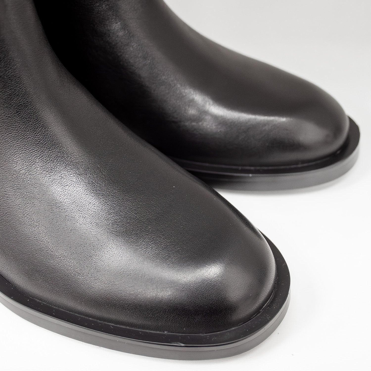 Botki Tuffoni – czarne, skórzane, motocyklowe z naturalnej skóry najwyższej jakości - zbliżenie na okrągłe noski.