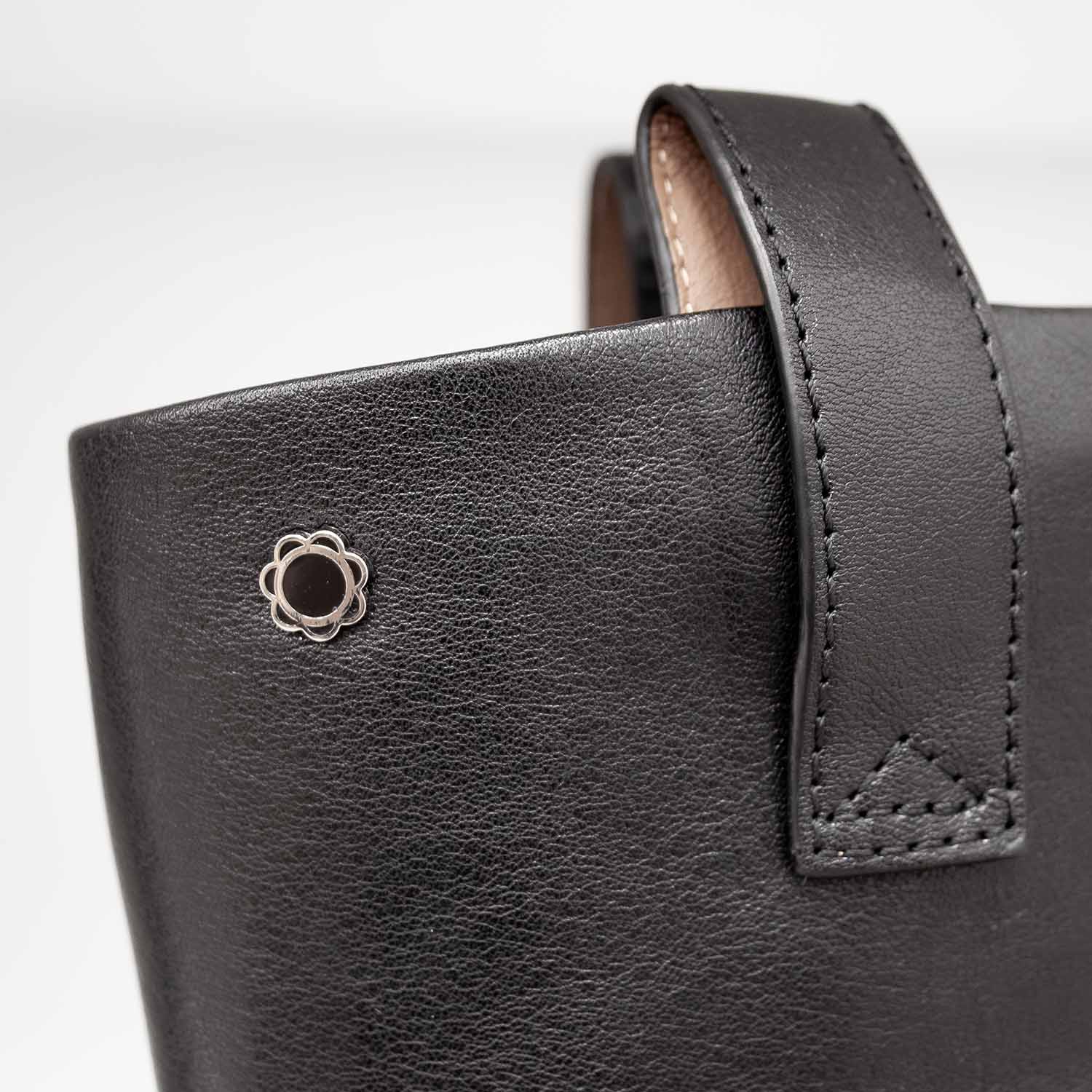 Botki Tuffoni – czarne, skórzane, motocyklowe z naturalnej skóry najwyższej jakości - zbliżenie na cholewkę.