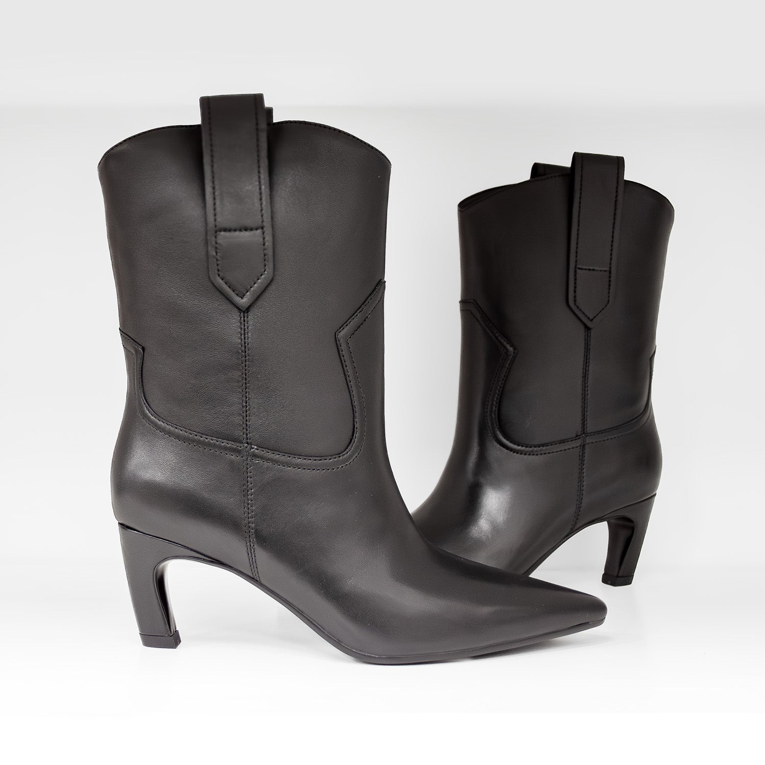 Botki Tuffoni – czarne, skórzane, na obcasie z szeroką cholewką ze skóry naturalnej - widok 2 butów.