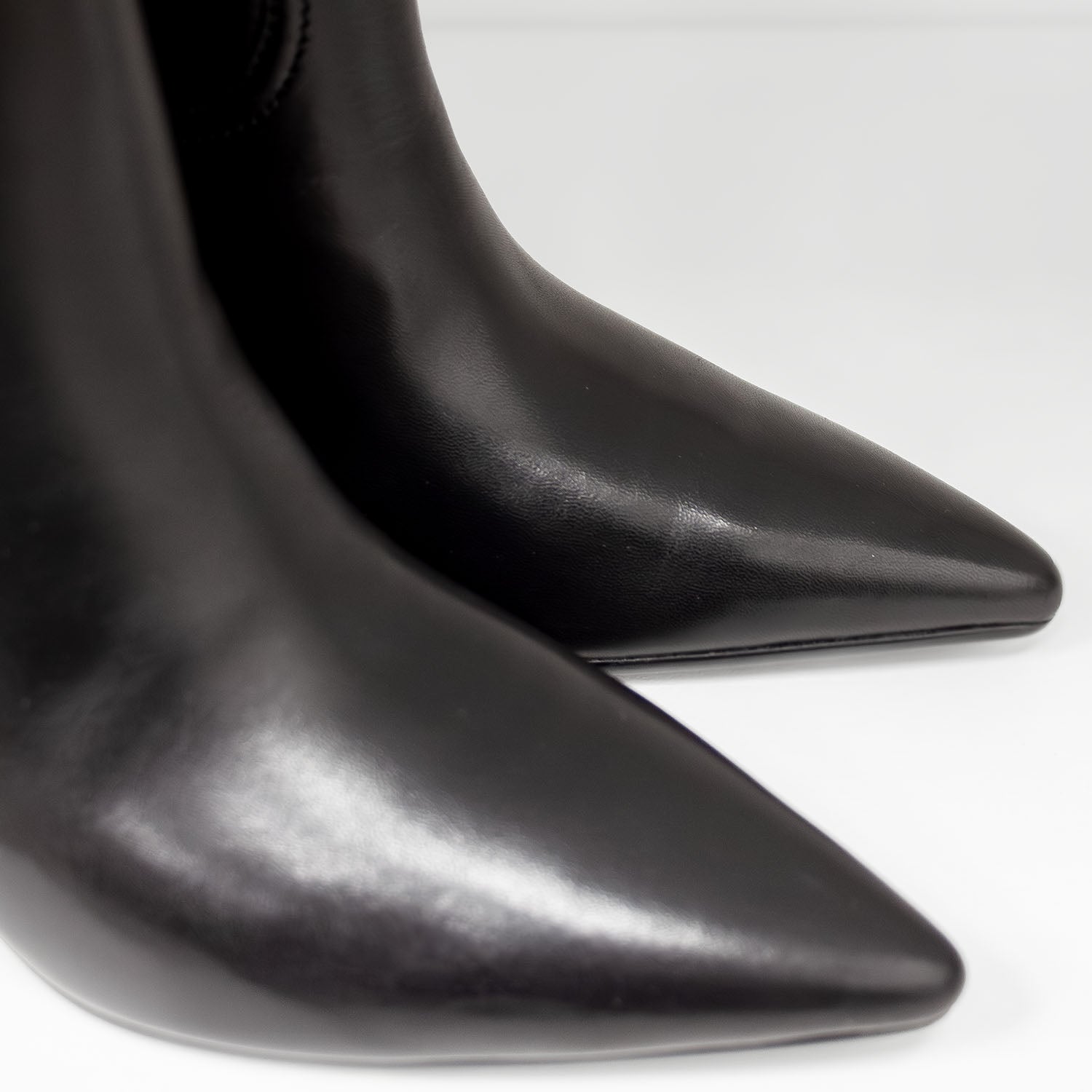 Botki Tuffoni – czarne, skórzane, na obcasie z szeroką cholewką ze skóry naturalnej - zbliżenie.