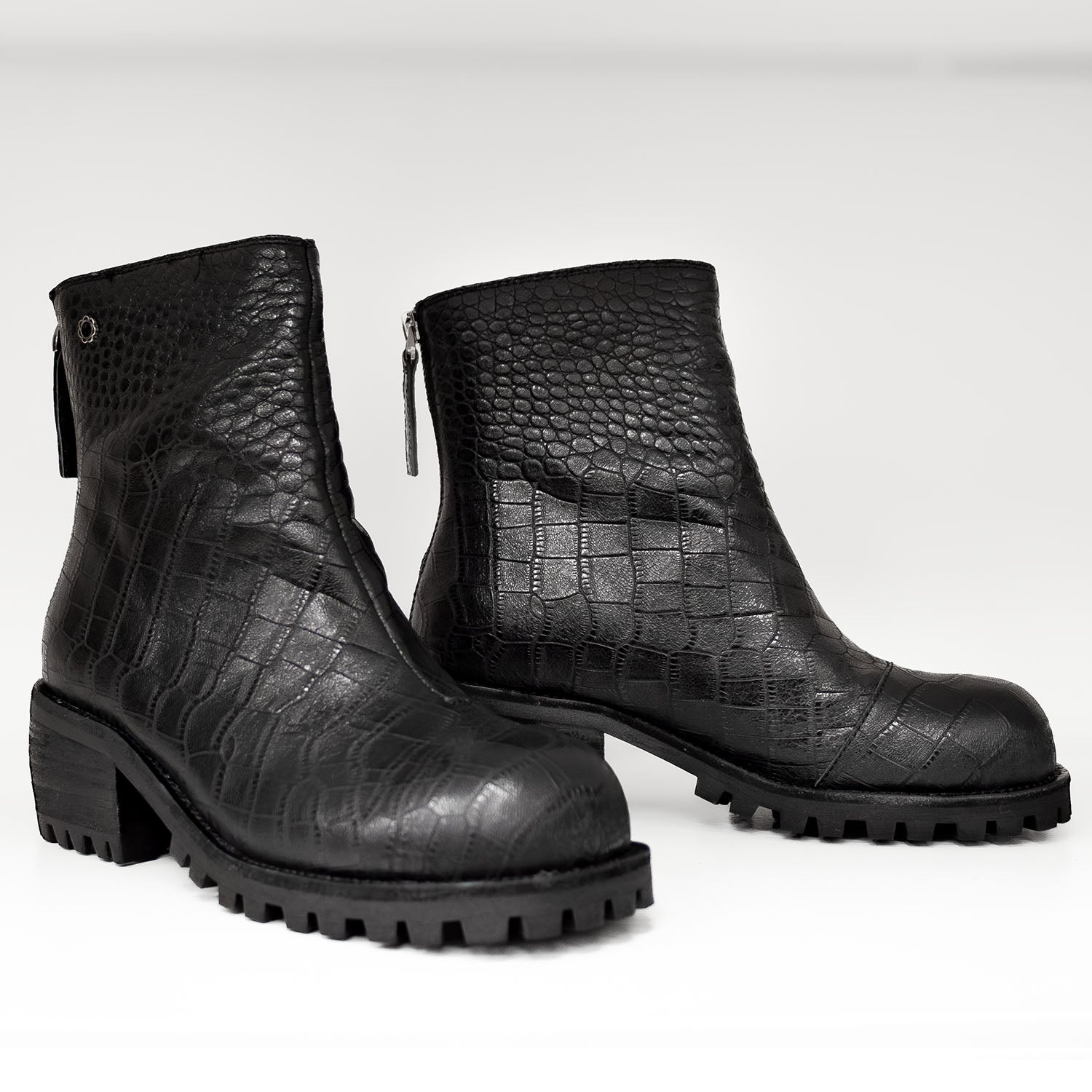 Botki Tuffoni – czarne, skórzane, z tłoczonej skóry, na obcasie z bieżnikiem - widok pary.