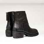 Botki Tuffoni – czarne, skórzane, z tłoczonej skóry, na obcasie z bieżnikiem - widok z tyłu.