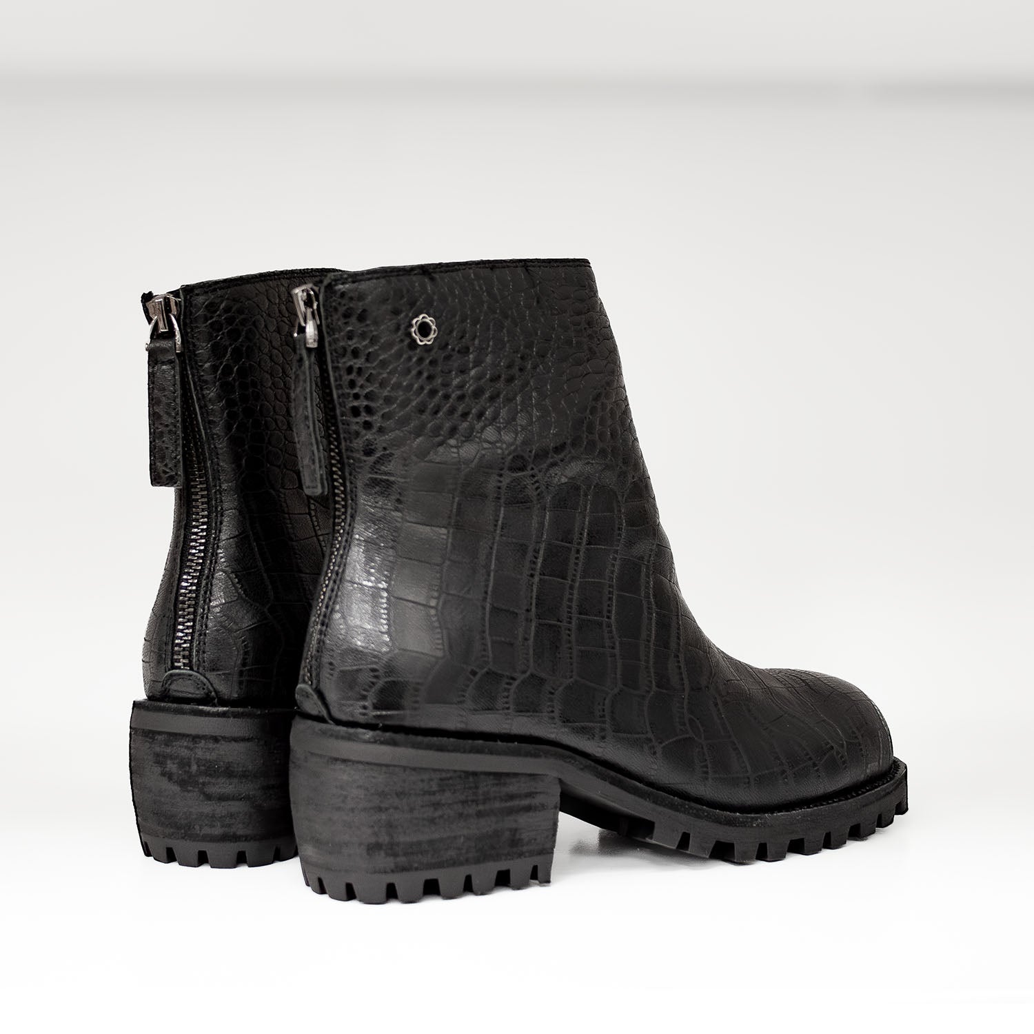 Botki Tuffoni – czarne, skórzane, z tłoczonej skóry, na obcasie z bieżnikiem - widok z tyłu.