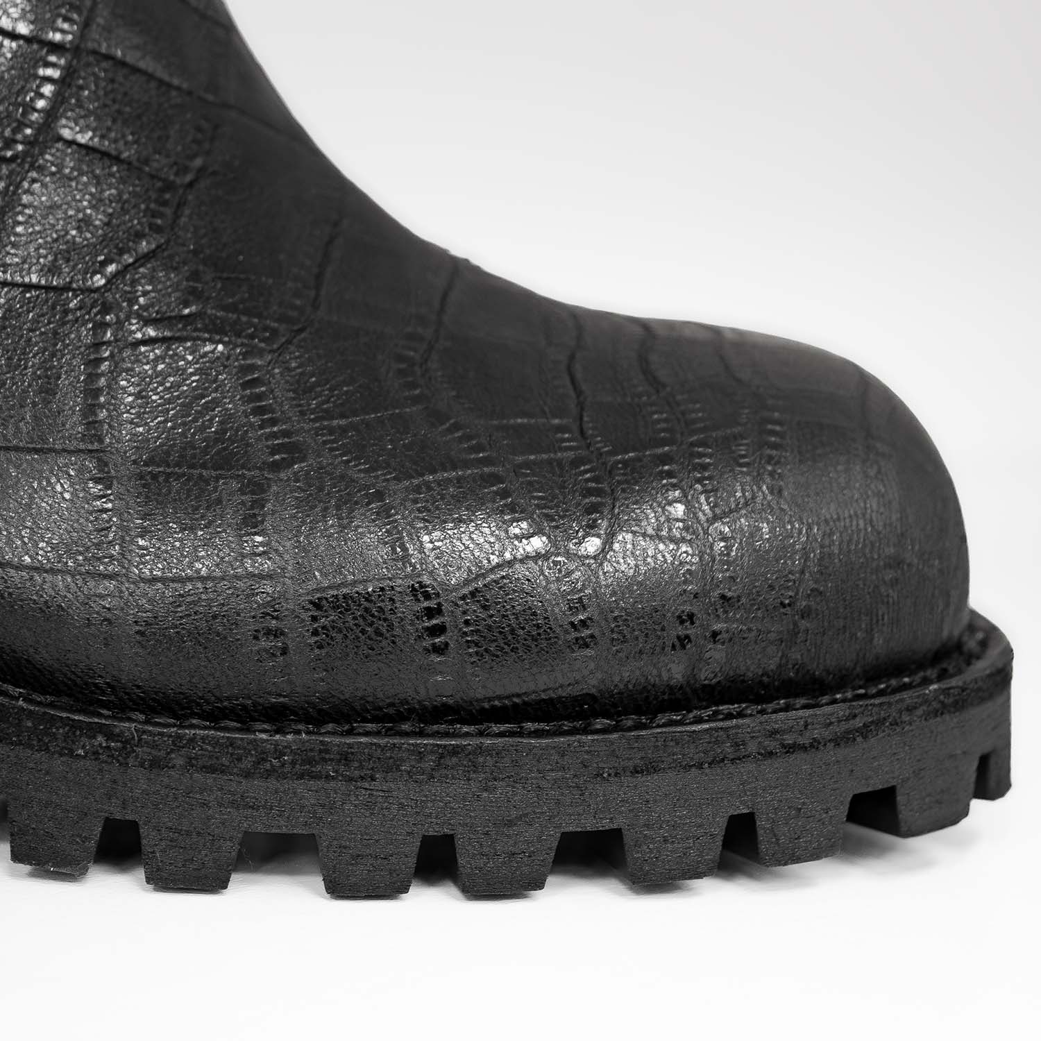 Botki Tuffoni – czarne, skórzane, z tłoczonej skóry, na obcasie z bieżnikiem - zbliżenie.