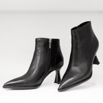 Botki włoskiej marki Tuffoni – na obcasie kieliszkowym, czarne, skóra naturalna - widok z przodu.