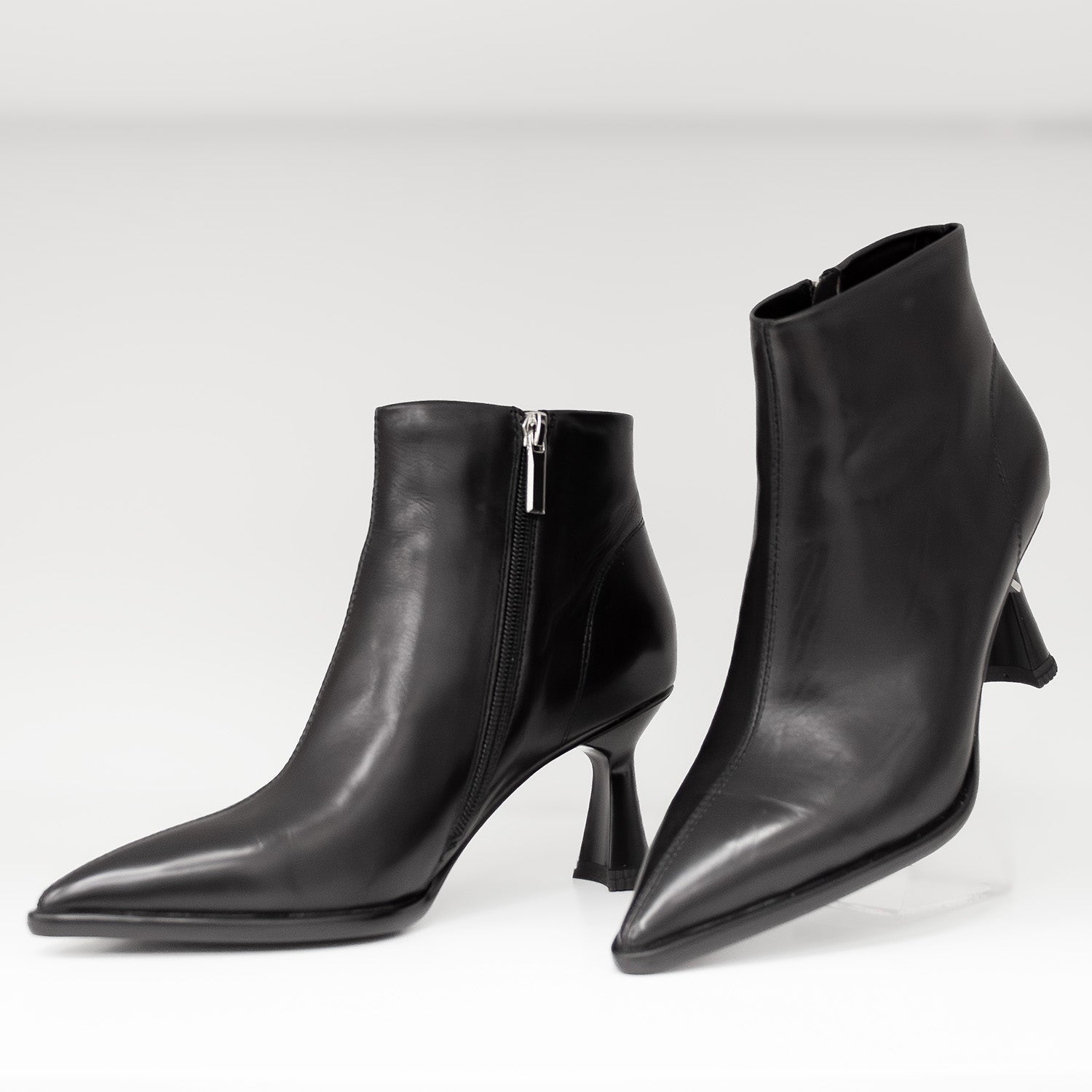 Botki włoskiej marki Tuffoni – na obcasie kieliszkowym, czarne, skóra naturalna - widok z przodu.