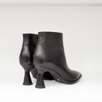 Botki włoskiej marki Tuffoni – na obcasie kieliszkowym, czarne, skóra naturalna - widok z tyłu.