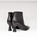 Botki włoskiej marki Tuffoni – na obcasie kieliszkowym, czarne, skóra naturalna - widok z tyłu.