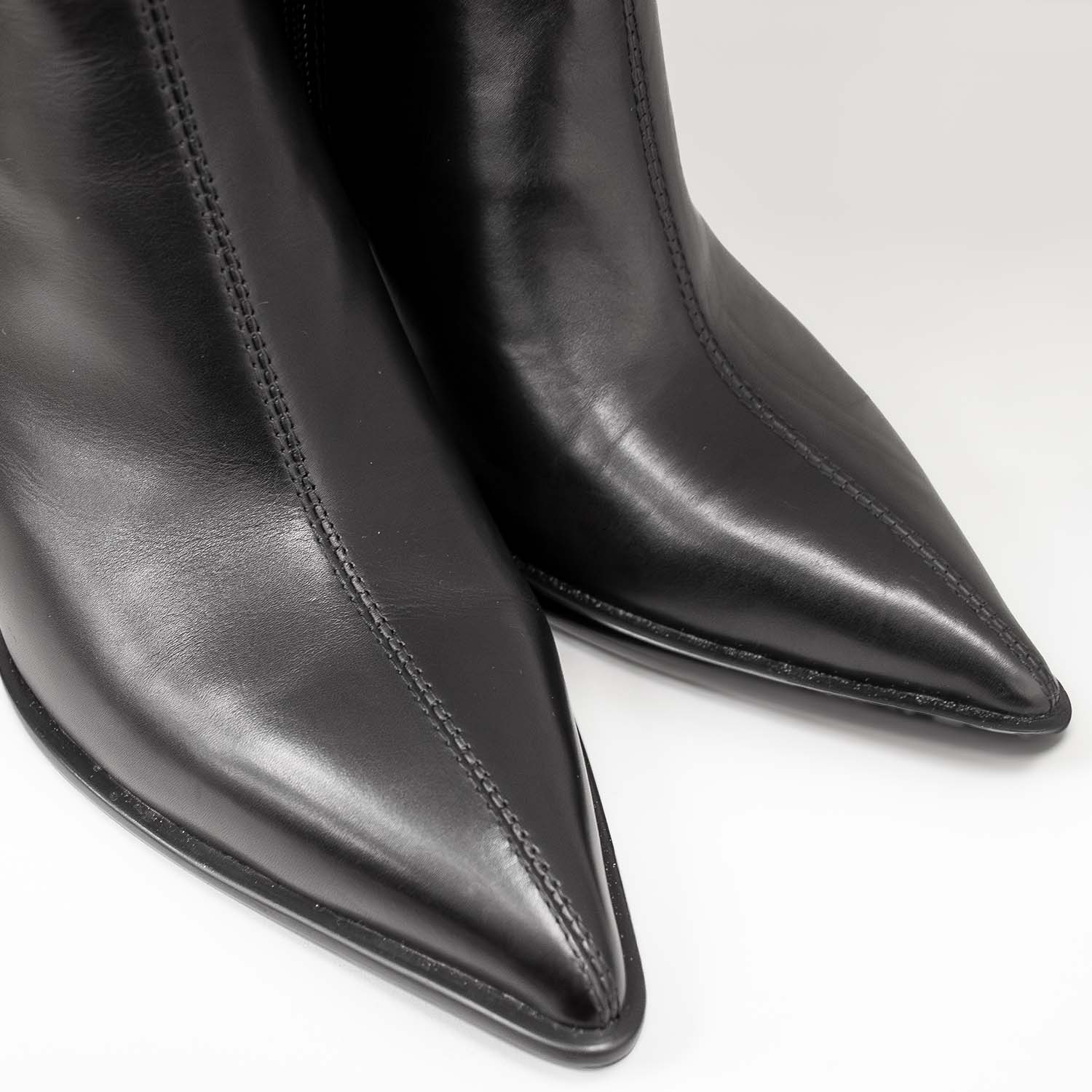 Botki włoskiej marki Tuffoni – na obcasie kieliszkowym, czarne, skóra naturalna - widok z góry.