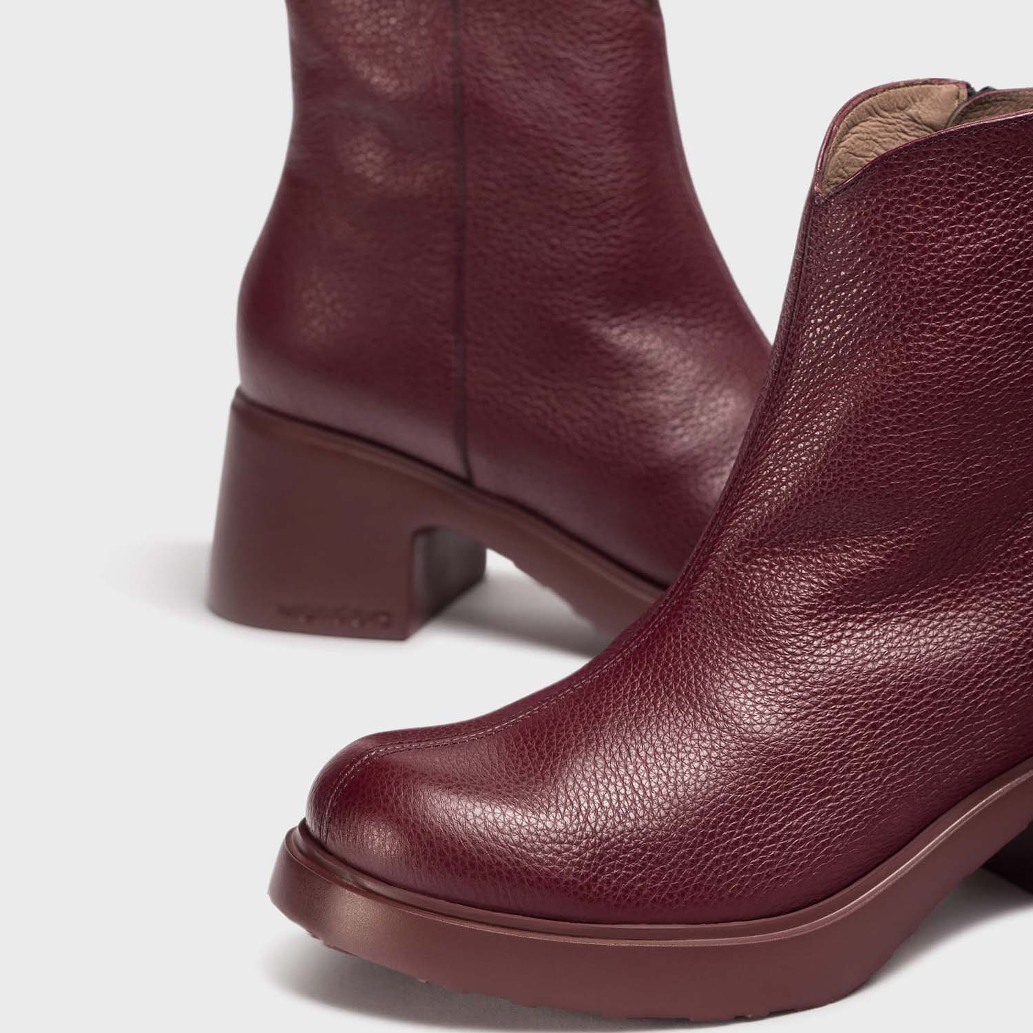 Jesienne botki Wonders z nowej kolekcji – bordowe, skóra naturalna, na obcasie, zbliżenie na wyraźną fakturę skóry.