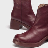 Jesienne botki Wonders z nowej kolekcji – bordowe, skóra naturalna, na obcasie, zbliżenie na wyraźną fakturę skóry.
