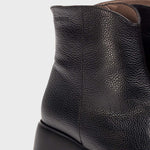 Botki Wonders – czarne, skóra naturalna, na obcasie, zbliżenie na fakturę naturalnej skóry.