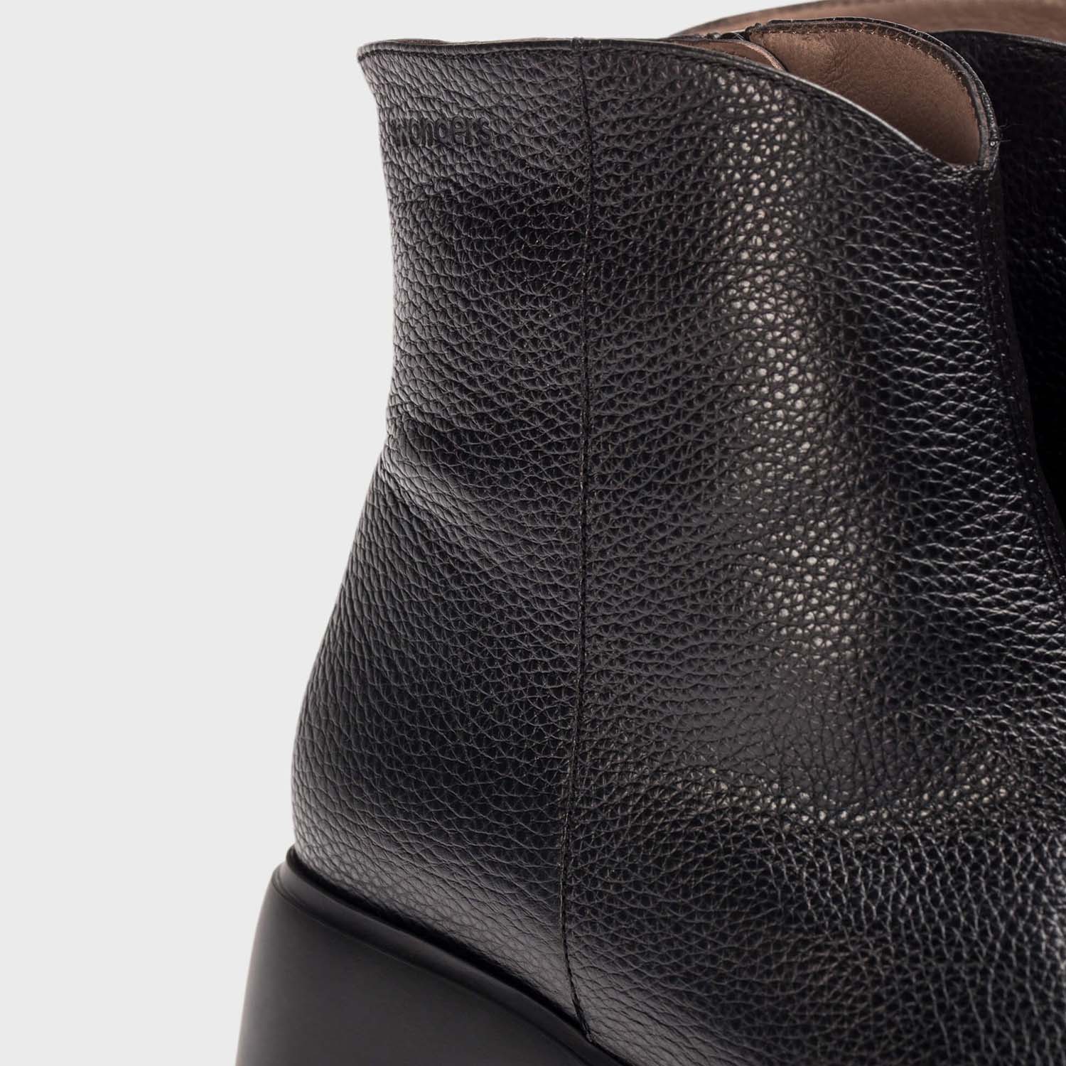 Botki Wonders – czarne, skóra naturalna, na obcasie, zbliżenie na fakturę naturalnej skóry.