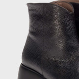 Botki Wonders – czarne, skóra naturalna, na obcasie, zbliżenie na fakturę naturalnej skóry.