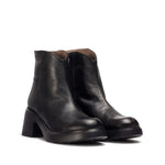 Botki Wonders – czarne, skóra naturalna, na obcasie, widok pod kątem.