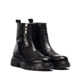 Botki Wonders – czarne, skórzane, lakierowane typu sztyblety z naturalnej skóry we wzór krokodyla, widok pod kątem.