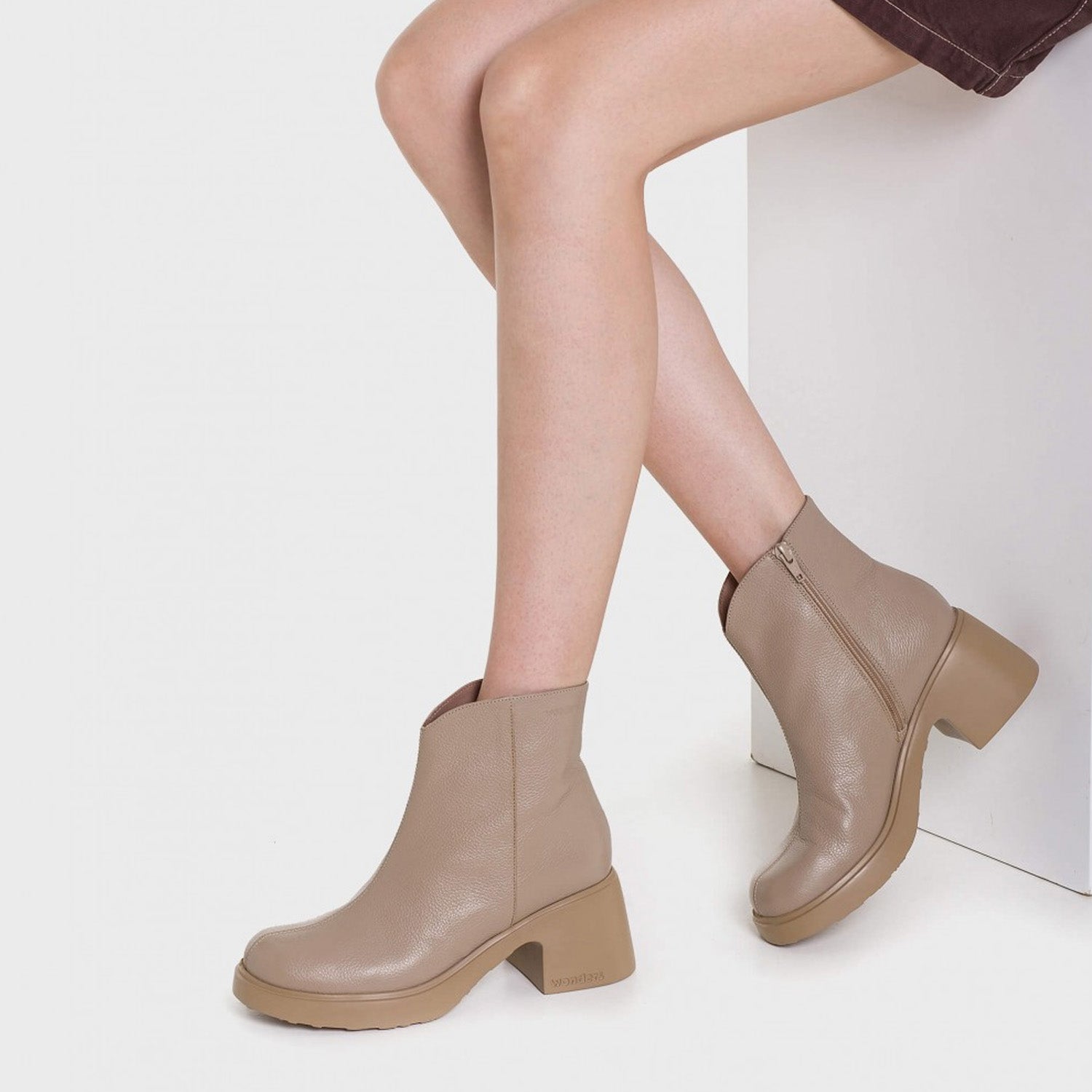 Botki Wonders FLYTRES – taupe, skóra naturalna, na obcasie - widok z modelką w spódniczce.