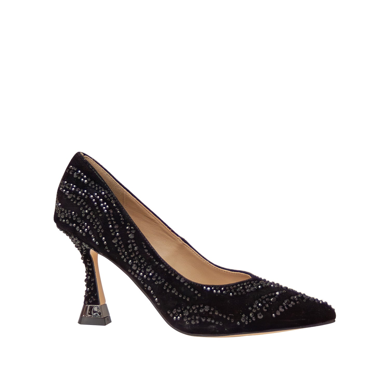 Czarne czółenka na szpilce Alma En Pena z cyrkoniami z nowej kolekcji hiszpańskiej marki widok pod kątem.