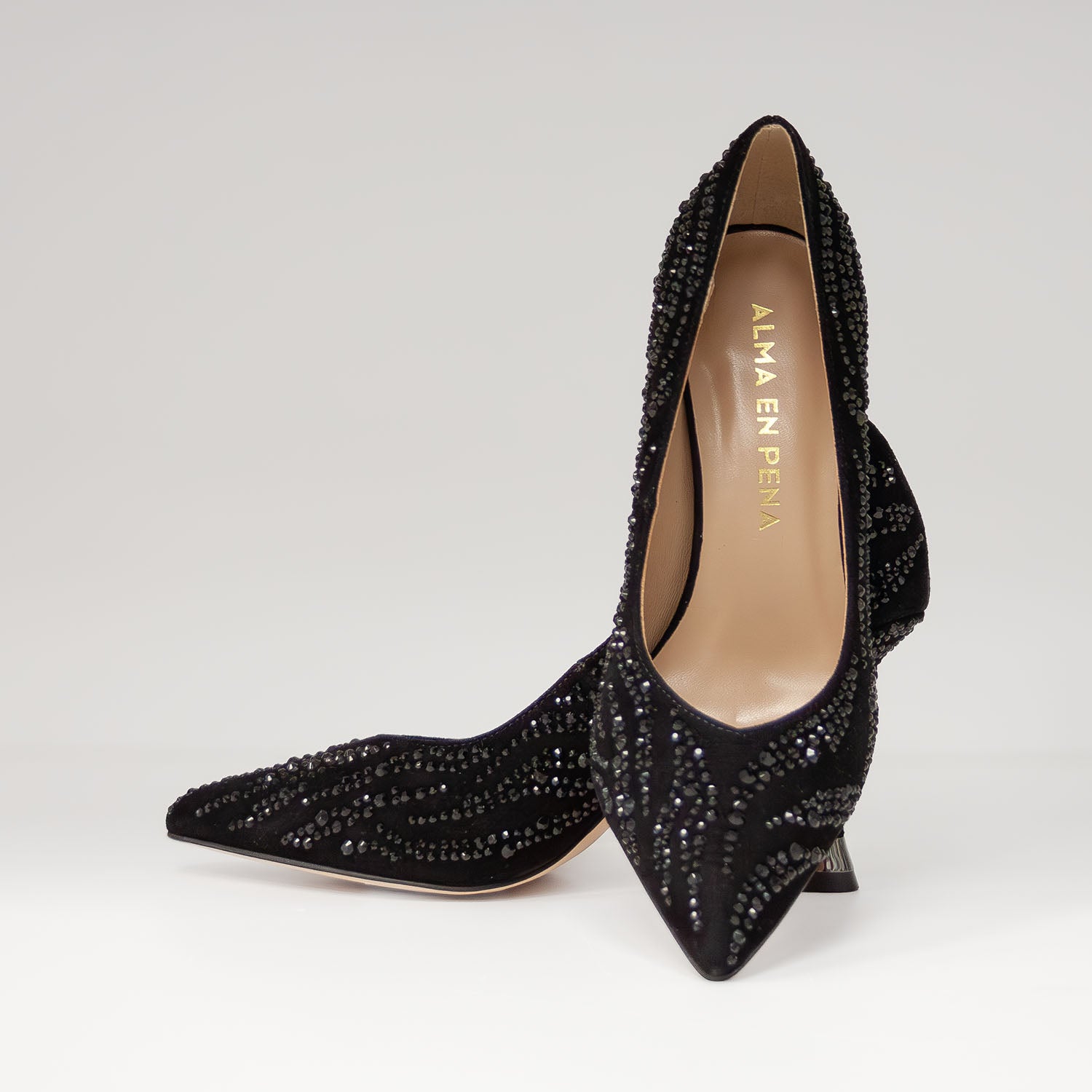Czarne czółenka na szpilce Alma En Pena z cyrkoniami z nowej kolekcji hiszpańskiej marki, ekspozycja mieniących się cyrkonii oraz skórzanej wkładki z logo.