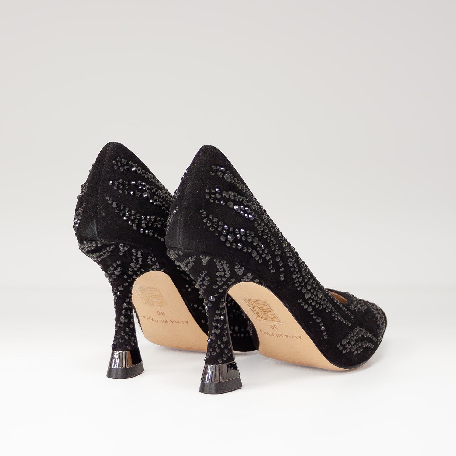 Czarne czółenka na szpilce Alma En Pena z cyrkoniami z nowej kolekcji hiszpańskiej marki, ekspozycja szpilki oraz naturalnej skóry zamszowej.
