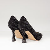 Czarne czółenka na szpilce Alma En Pena z cyrkoniami z nowej kolekcji hiszpańskiej marki, ekspozycja szpilki oraz naturalnej skóry zamszowej.