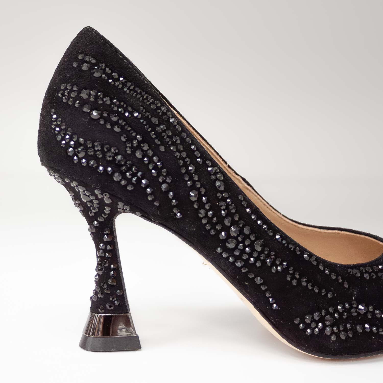 Czarne czółenka na szpilce Alma En Pena z cyrkoniami z nowej kolekcji hiszpańskiej marki, ekspozycja z boku rozszerzającej się szpilki.