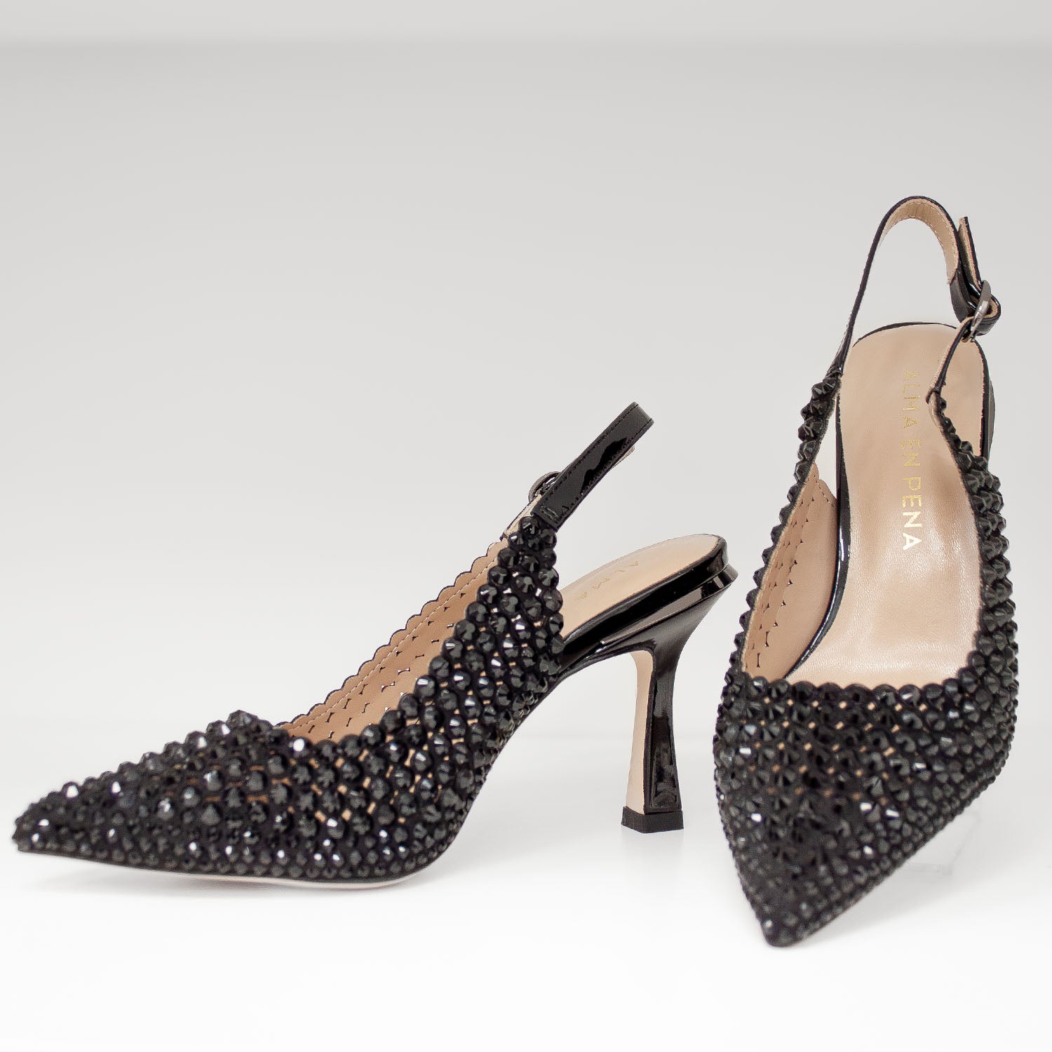 Hiszpańskie czółenka Alma En Pena – czarne, z cyrkoniami, szpilki ze skóry naturalnej licowej i zamszowej - widok z przodu