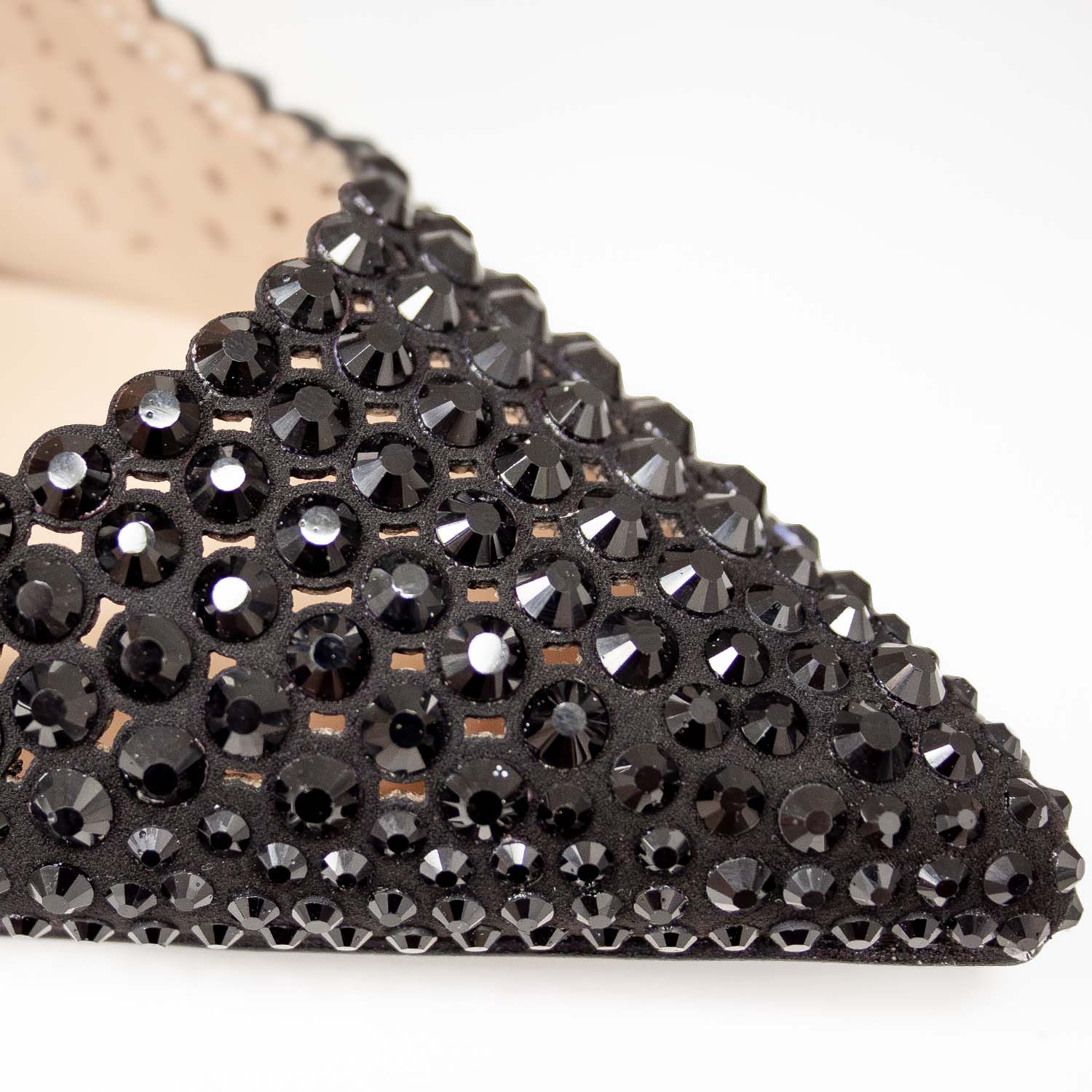 Hiszpańskie czółenka Alma En Pena – czarne, z cyrkoniami, szpilki ze skóry naturalnej licowej i zamszowej - zbliżenie na połyskujące cyrkonie.