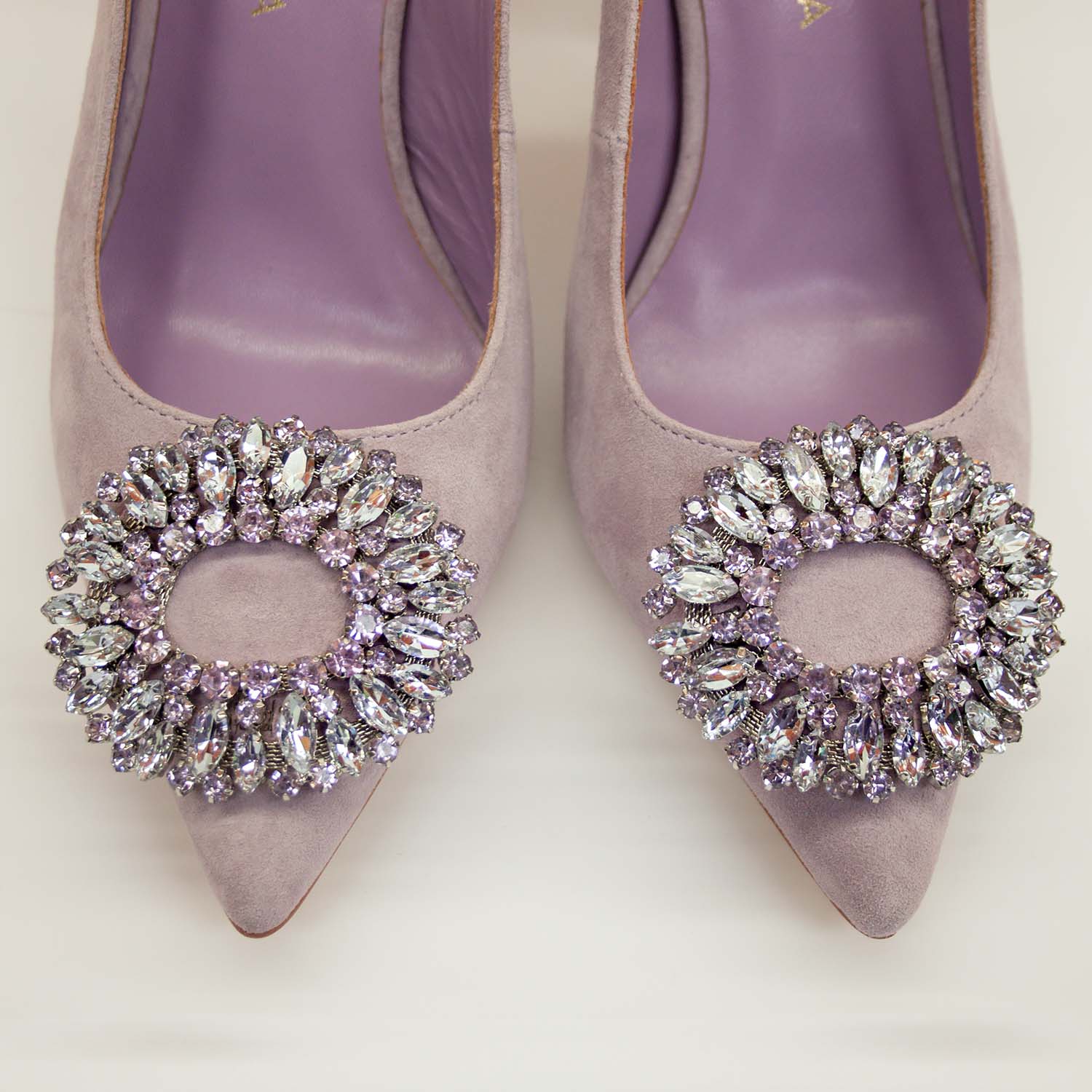 Czółenka Alma En Pena – fioletowe, z cyrkoniami, bez pięty – widok od góry na wnętrze butów i lśniące detale